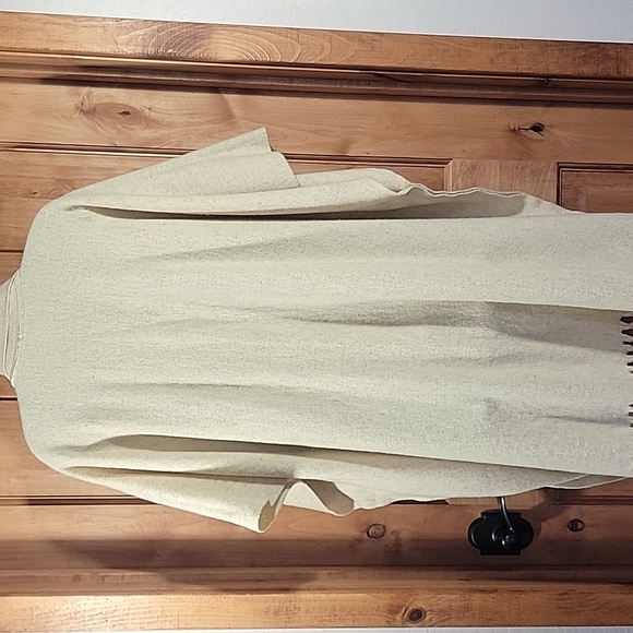 New Peruvian Wool Poncho/Cape w/ Built In Scarves - Picture 6 of 12